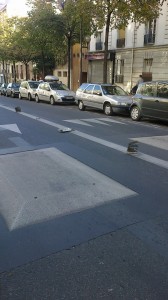 Paris, Avenue Reille. The foretold death of the plastic dividers. Image credit: Roberto Casati